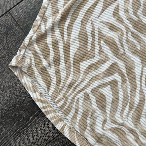 Old Navy Women’s XL Zebra Print Beige and White Short Sleeve Top - Picture 2 of 5